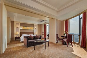 Minibar, caja de seguridad en la habitación y escritorio 