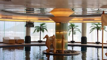 Una piscina cubierta, una piscina al aire libre