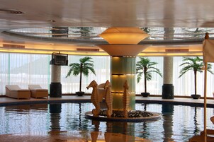 Alberca techada y alberca al aire libre