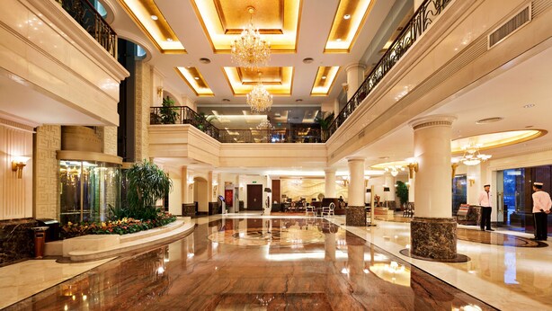 A spacious lobby with a polished marble floor, a grand chandelier, and a reception desk. - Goodview Hotel Sangem Zhangmutou (Dongguan)