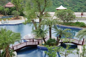 室內游泳池和室外游泳池