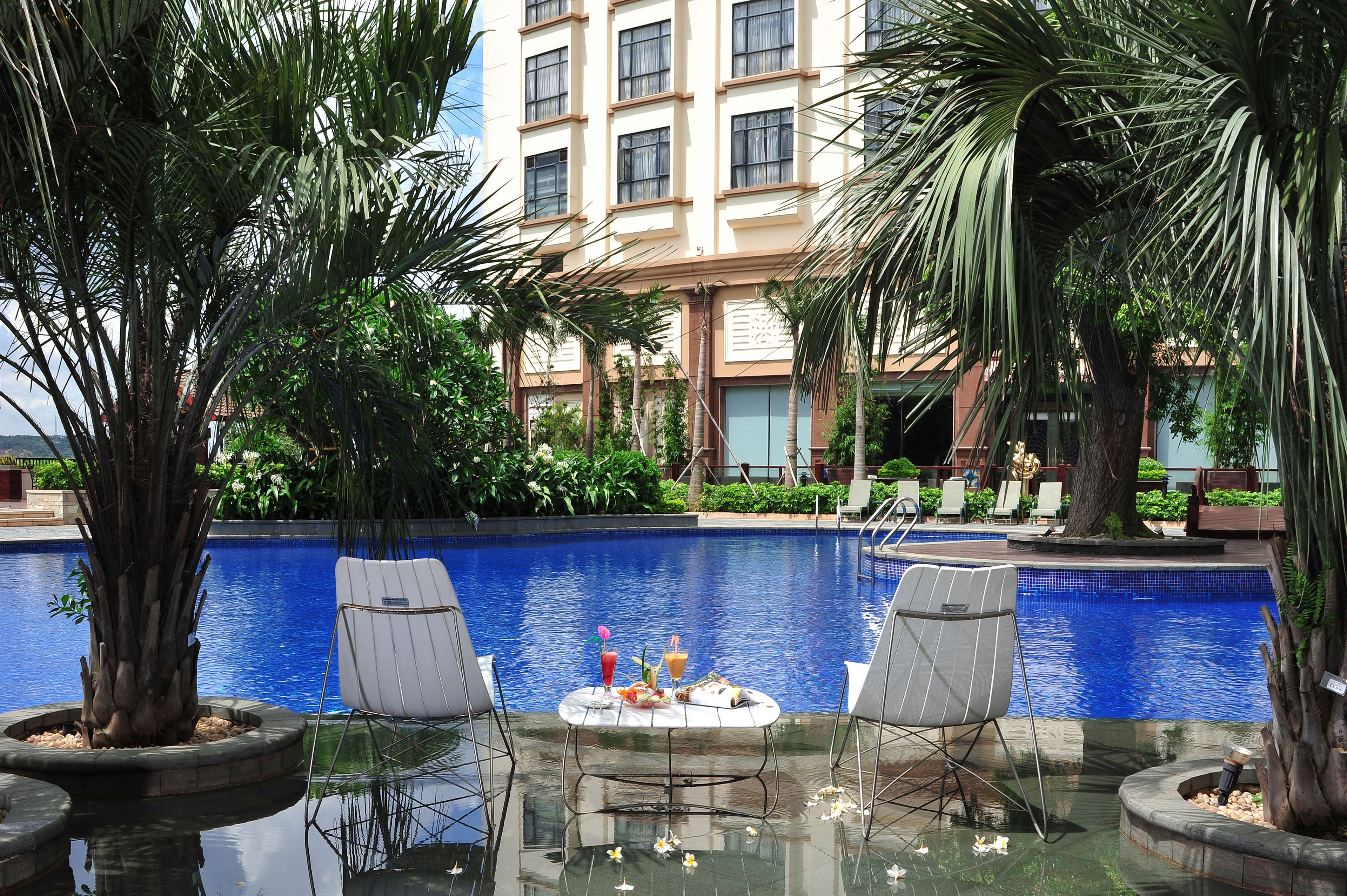 Alberca techada y alberca al aire libre