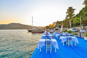 供应早餐、午餐和晚餐