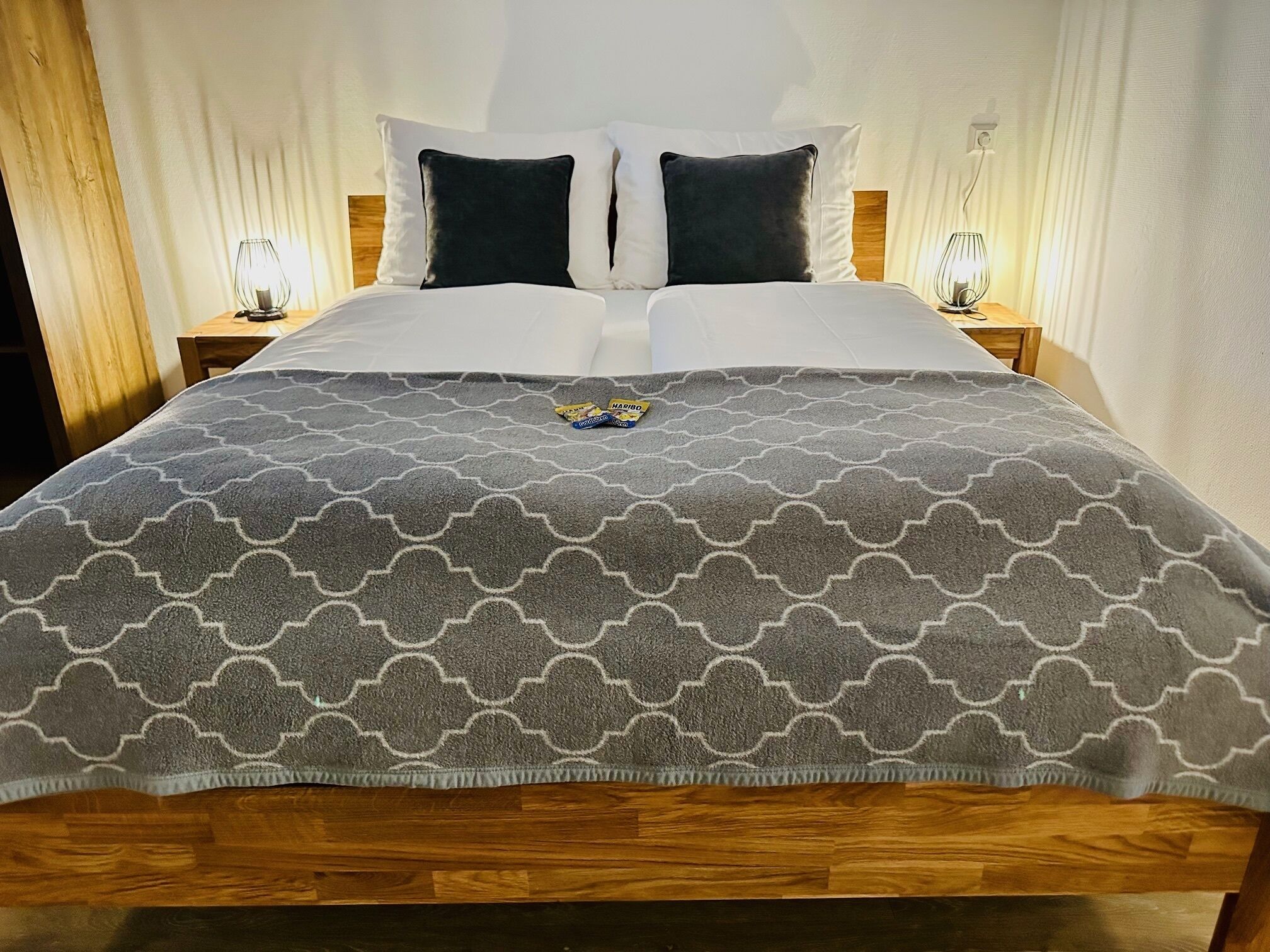 apartment, private bathroom (am anger)