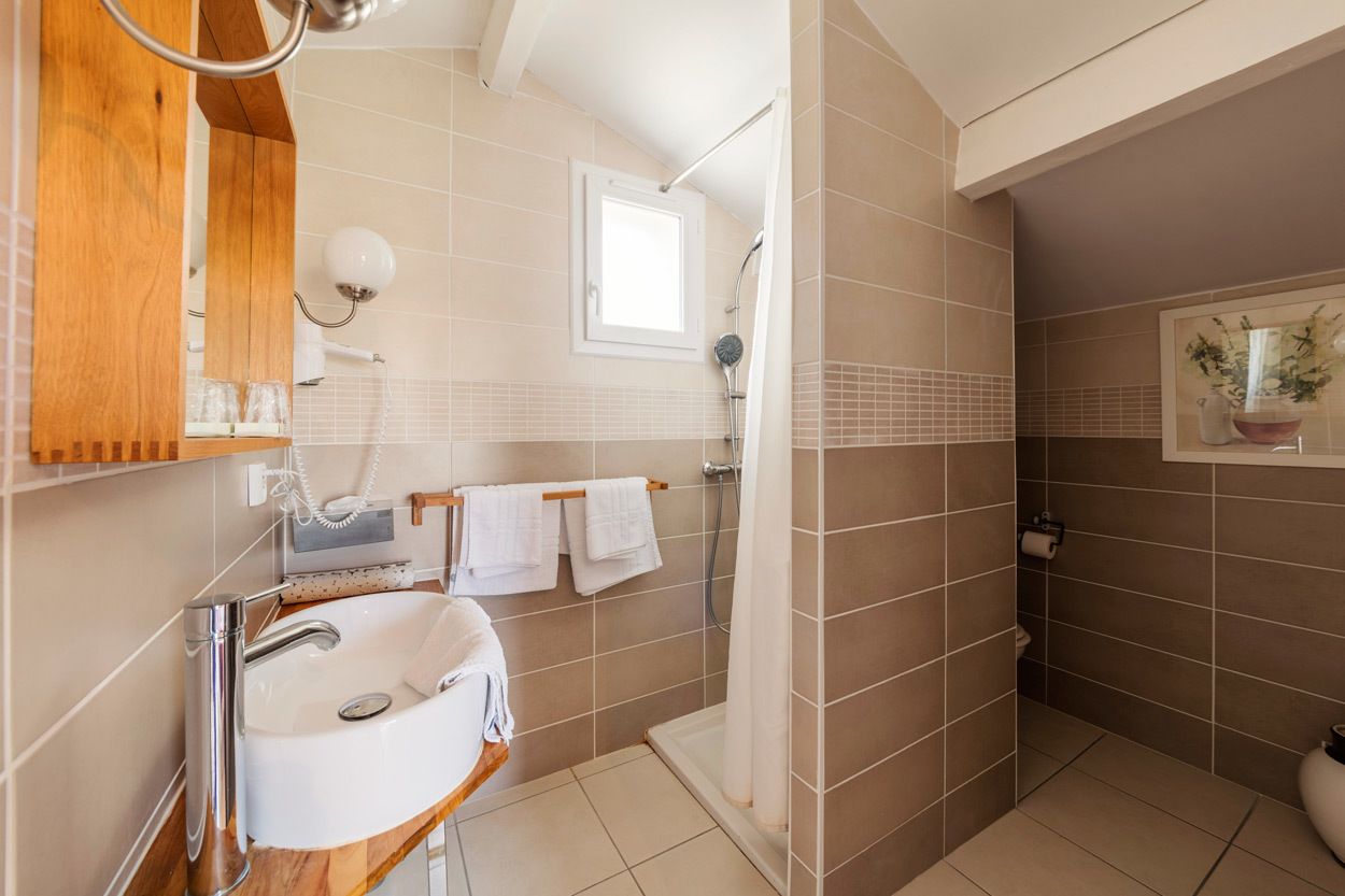 comfort double room | bathroom sink