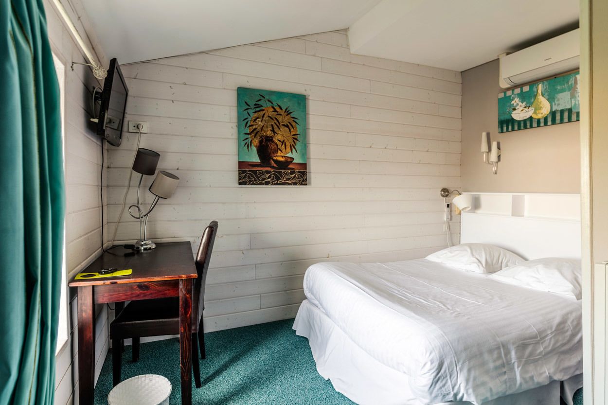 standard double room | premium bedding, individually decorated, individually furnished, desk