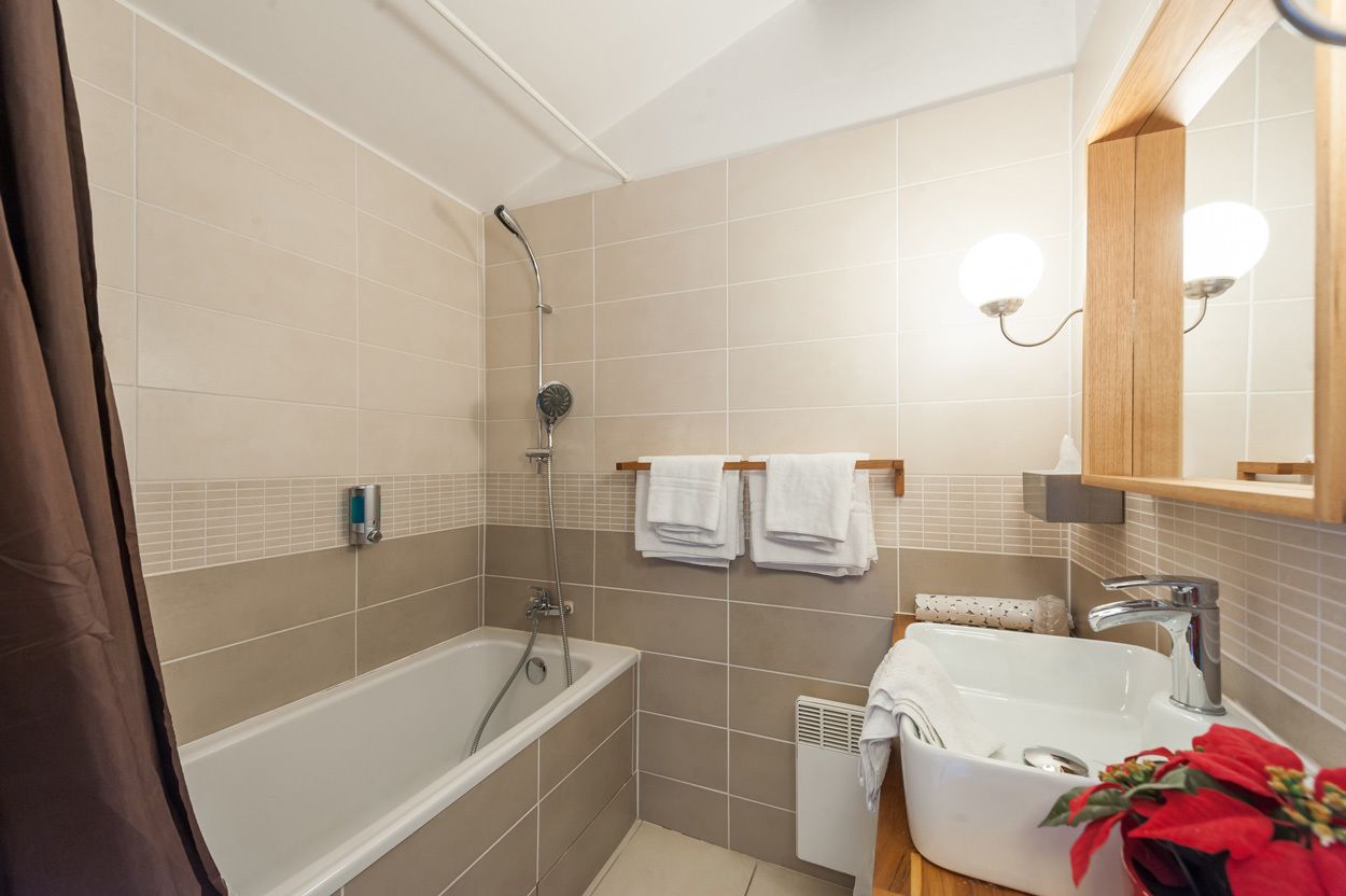 comfort double room | bathroom | deep-soaking bathtub, free toiletries, hair dryer, towels