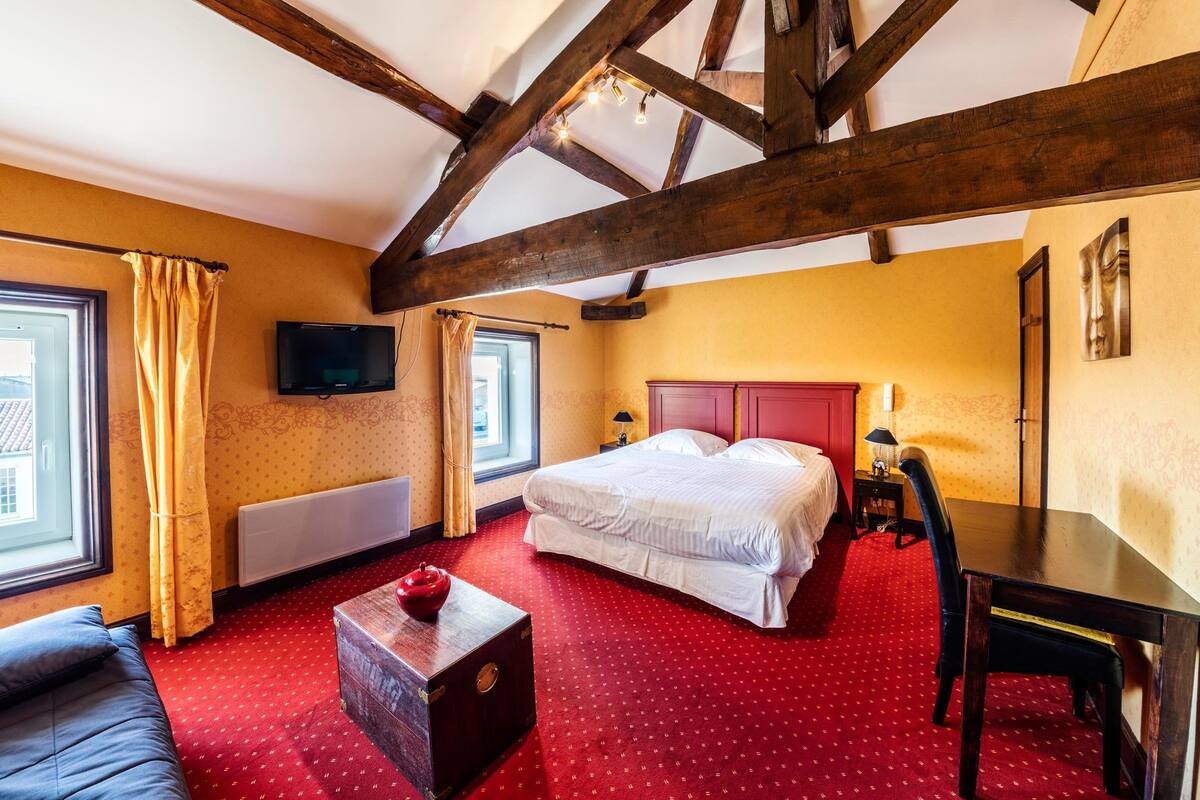 suite | premium bedding, individually decorated, individually furnished, desk