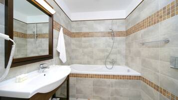 Ein Badezimmer mit Waschbecken, Spiegel und Dusche.