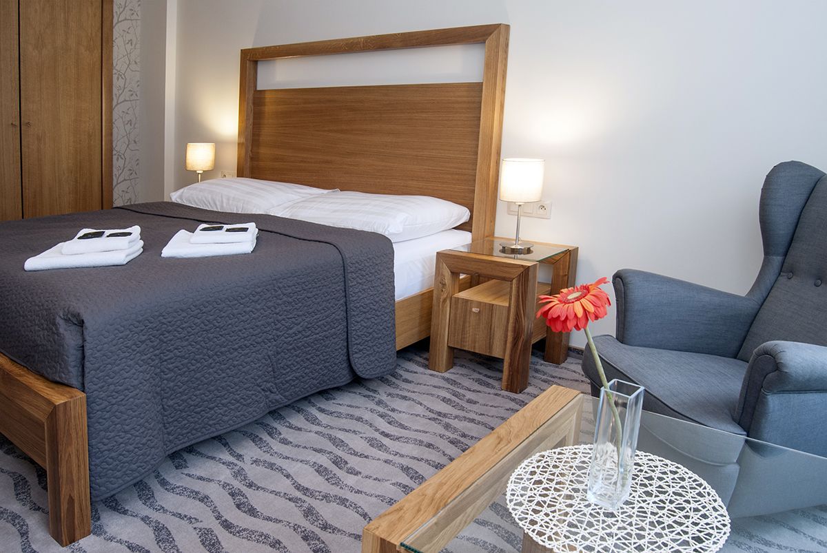 deluxe double room | minibar, in-room safe, desk, blackout curtains