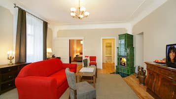 Suite | Minibar, in-room safe, desk, blackout drapes