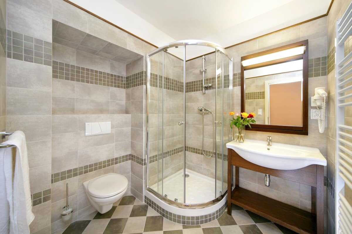 double room | bathroom | shower, free toiletries, hair dryer, towels