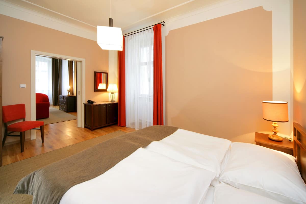 suite | minibar, in-room safe, desk, blackout curtains