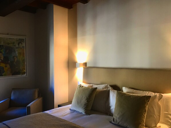 Desk, rollaway beds, free WiFi
