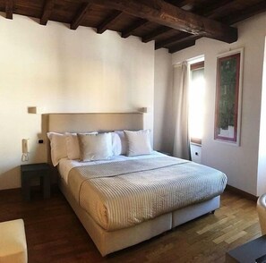 Desk, rollaway beds, free WiFi