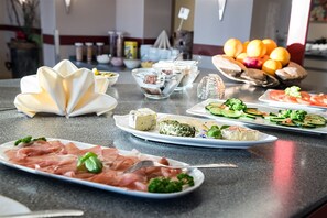 Tägliches Frühstücksbuffet (8.00 EUR pro Person)