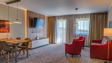 Deluxe Suite, 1 Bedroom | Living room | Flat-screen TV