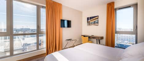 Estudio superior, 2 camas individuales | Escritorio y espacio para trabajar con un portátil