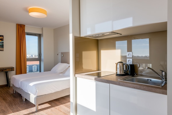 Escritorio y espacio para trabajar con laptop