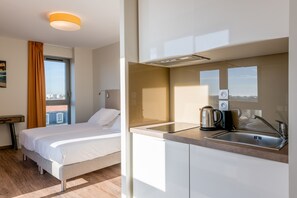 STUDIO SUPERIEUR (LITS SIMPLES) | Bureau, espace de travail pour ordinateur portable