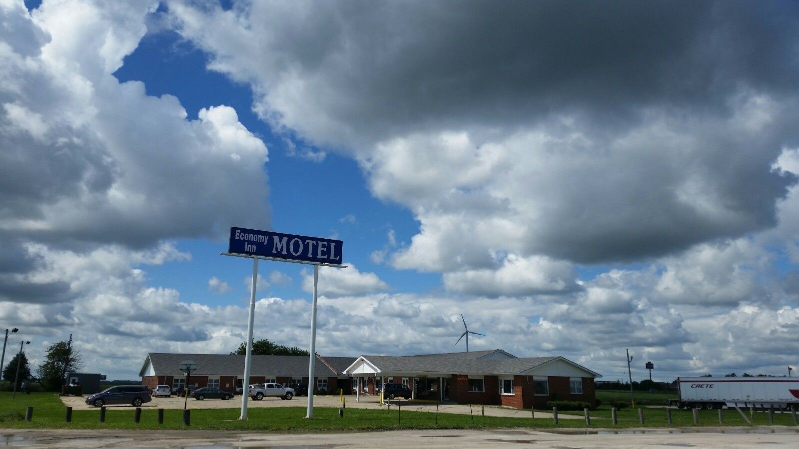 Een motelbord met een gebouw op de achtergrond.