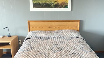 Standard-huone, 1 keskisuuri parisänky, esteetön, jääkaappi ja mikroaaltouuni | Työpöytä, ilmainen Wi-Fi, vuodevaatteet