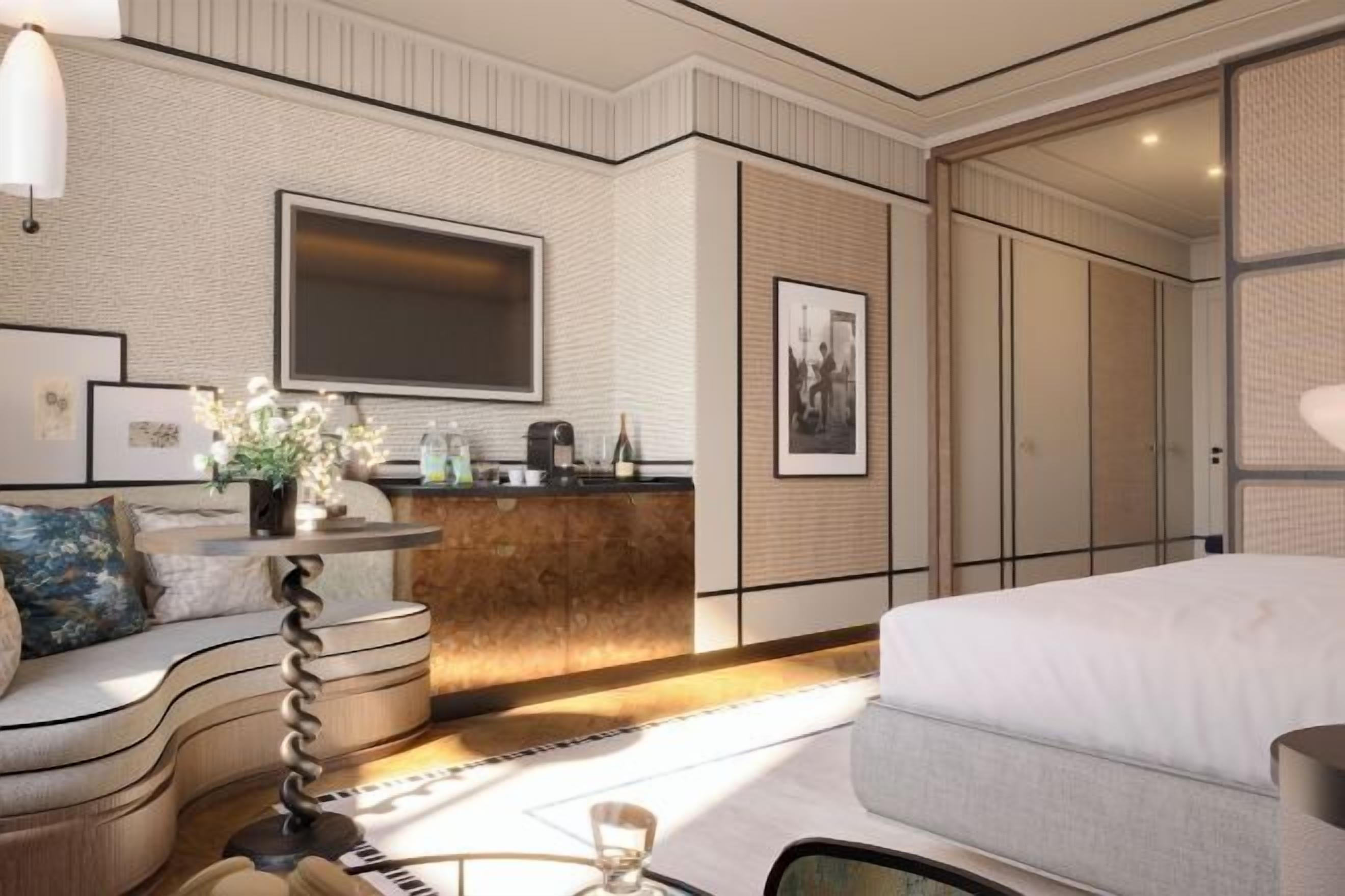 Sengetøy av topp kvalitet, minibar og safe på rommet