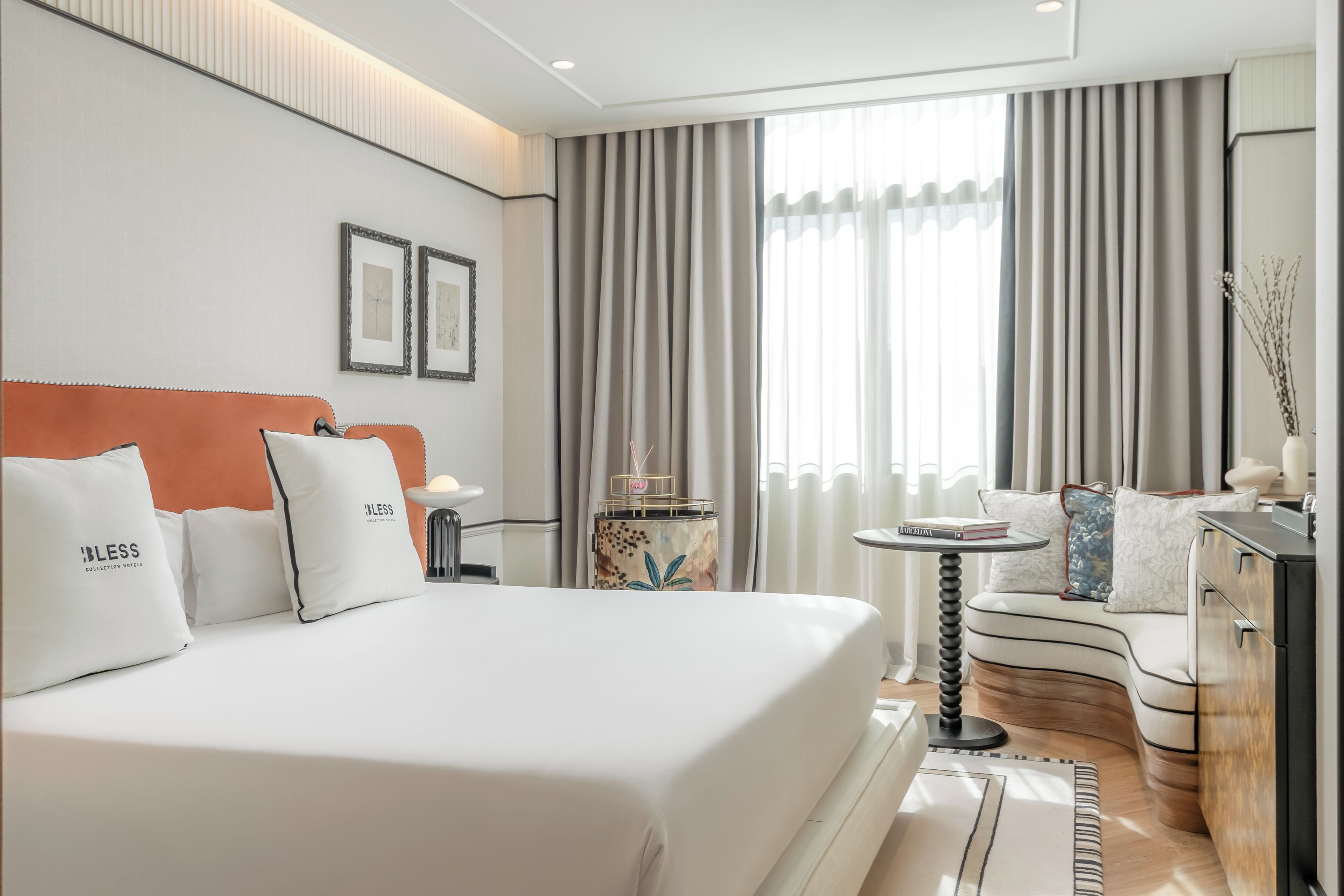 Sengetøy av topp kvalitet, minibar og safe på rommet