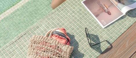 Utendørsbasseng og solsenger