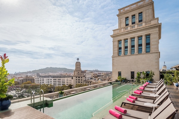Piscina a l'aire lliure i gandules