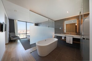 Douche, articles de toilette écologiques, sèche-cheveux, peignoirs