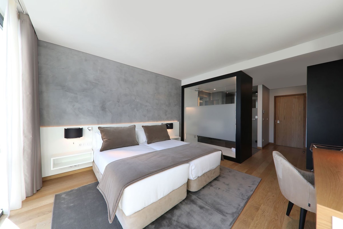 Een minibar, een kluis op de kamer, een bureau, verduisterende gordijnen