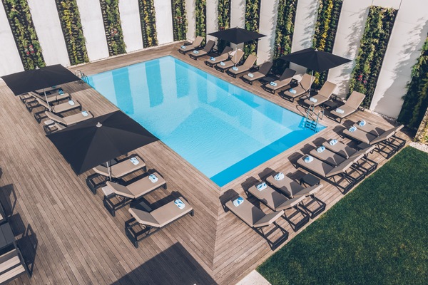 Indoor pool, seasonal outdoor pool, sun loungers