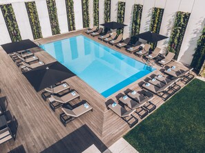 Una piscina techada, una piscina al aire libre de temporada
