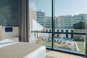 Habitación doble, vista a la alberca | Minibar, caja de seguridad en la habitación y decoración personalizada