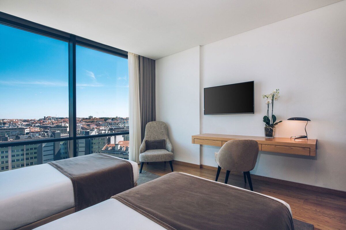 Een minibar, een kluis op de kamer, een bureau, verduisterende gordijnen