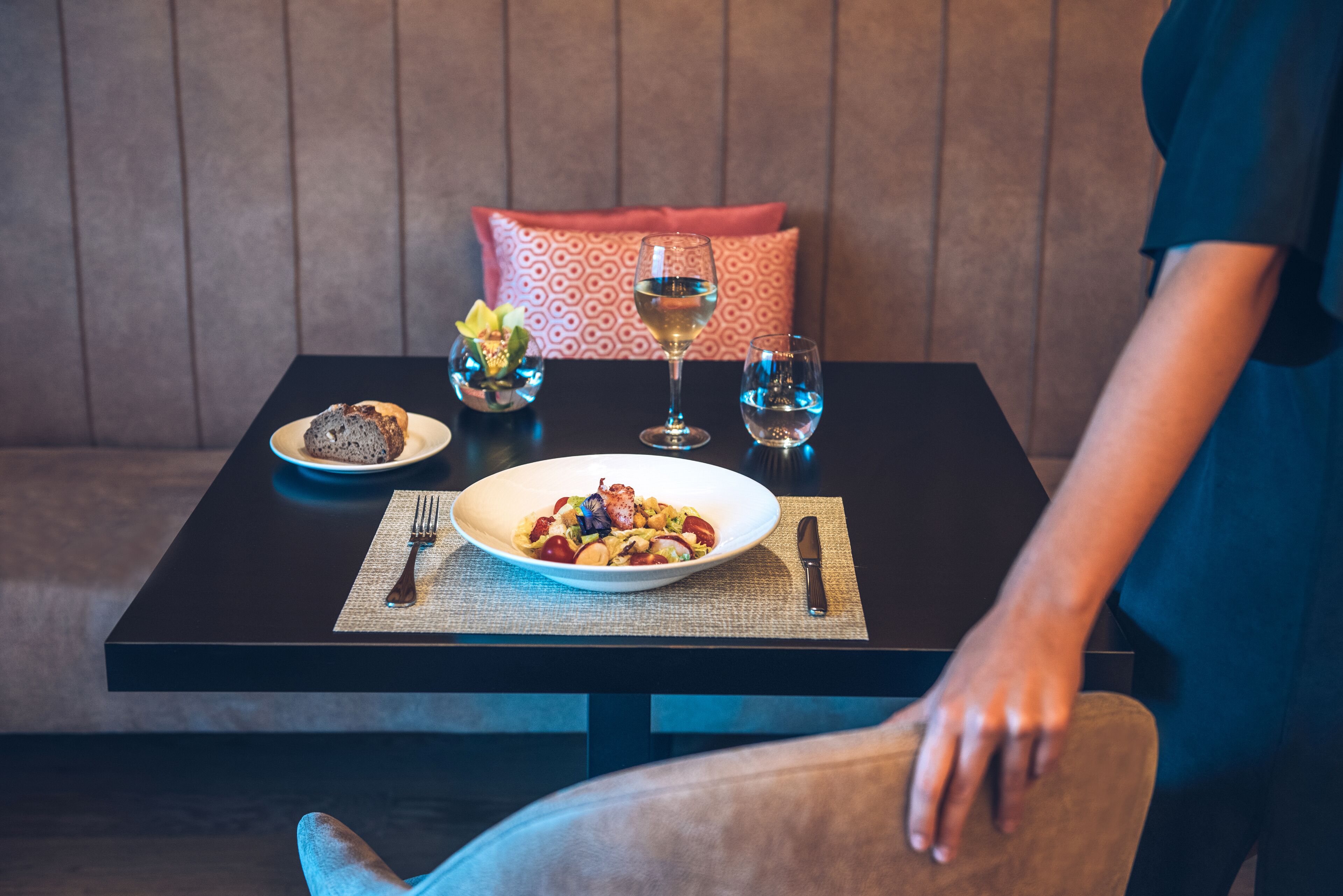 2 restaurants, breakfast served