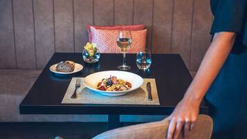 2 restaurants, breakfast served