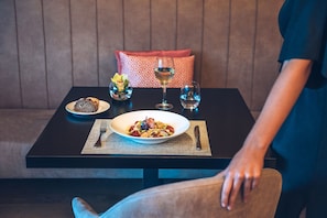 Här finns 2 restauranger som serverar frukost.