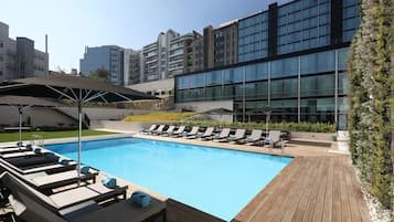 Inomhuspool, en säsongsöppen utomhuspool och solstolar