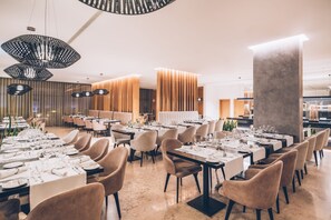 2 restaurantes; se sirve desayuno y cena
