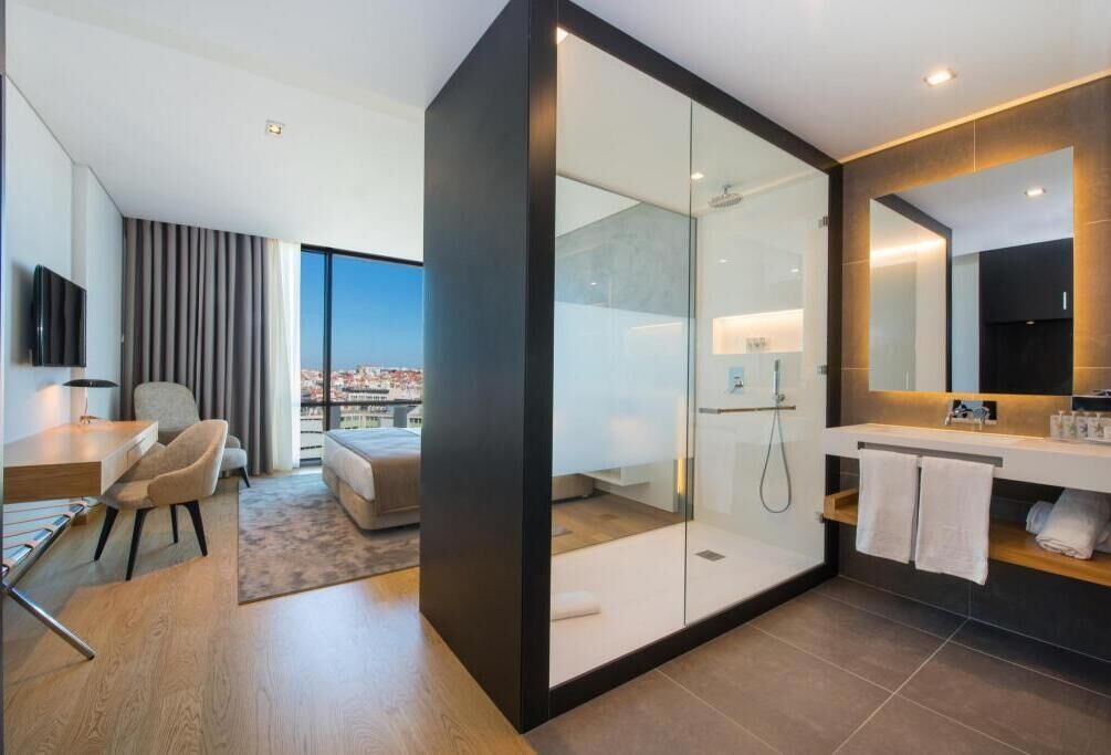 Minibar, caja de seguridad en la habitación y decoración personalizada 