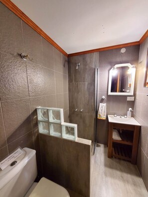 CAB5 | Bathroom | Shower, bidet, towels - Cabañas Normana Inn (El Calafate)