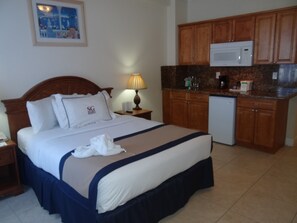 Economy Studio, 1 Queen Bed, Kitchenette, City View | In-room safe, iron/ironing board, free WiFi, bed sheets - Historic Hollywood Beach Resort (Hollywood)