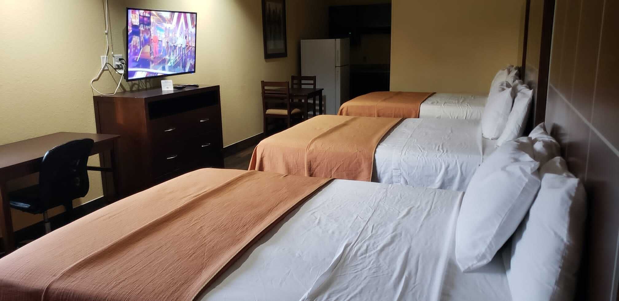 Escritorio, tabla de planchar con plancha, wifi gratis y ropa de cama