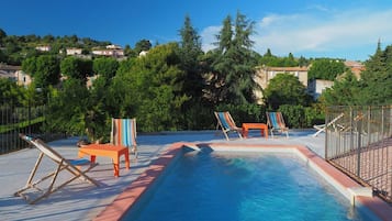 Una piscina al aire libre de temporada