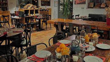 Un ristorante con tavoli e sedie in legno, una cantina e una grande vetrata.