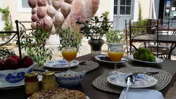 Daily continental breakfast (EUR 9.90 per person)