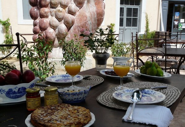 Petit déjeuner continental (9.90 EUR par personne)