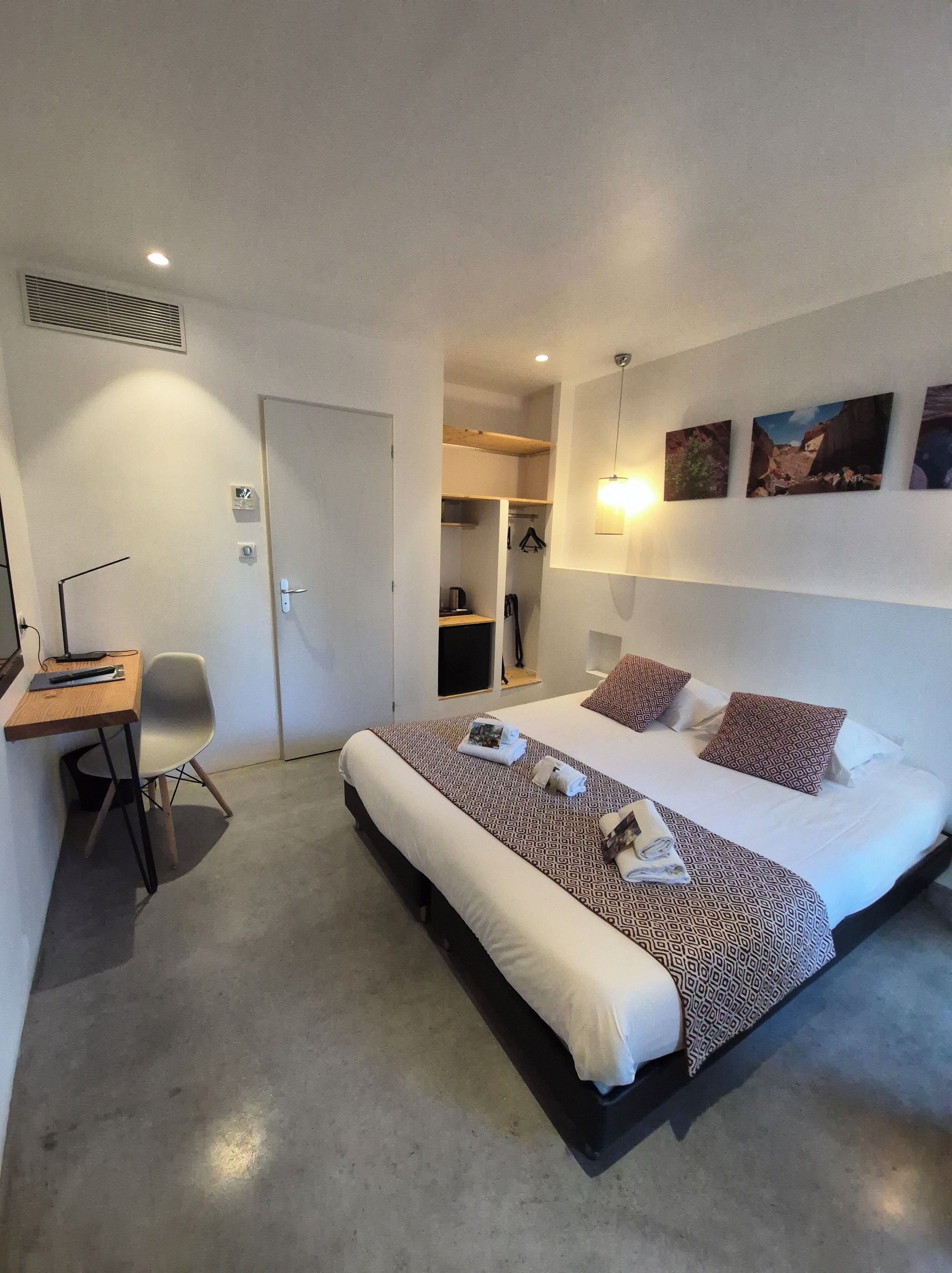 Standard Room, 1 Double Bed | Minibar, desk, free WiFi, bed sheets